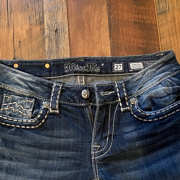 Miss Me Signature Cuffed Capri - Picture 5 of 14